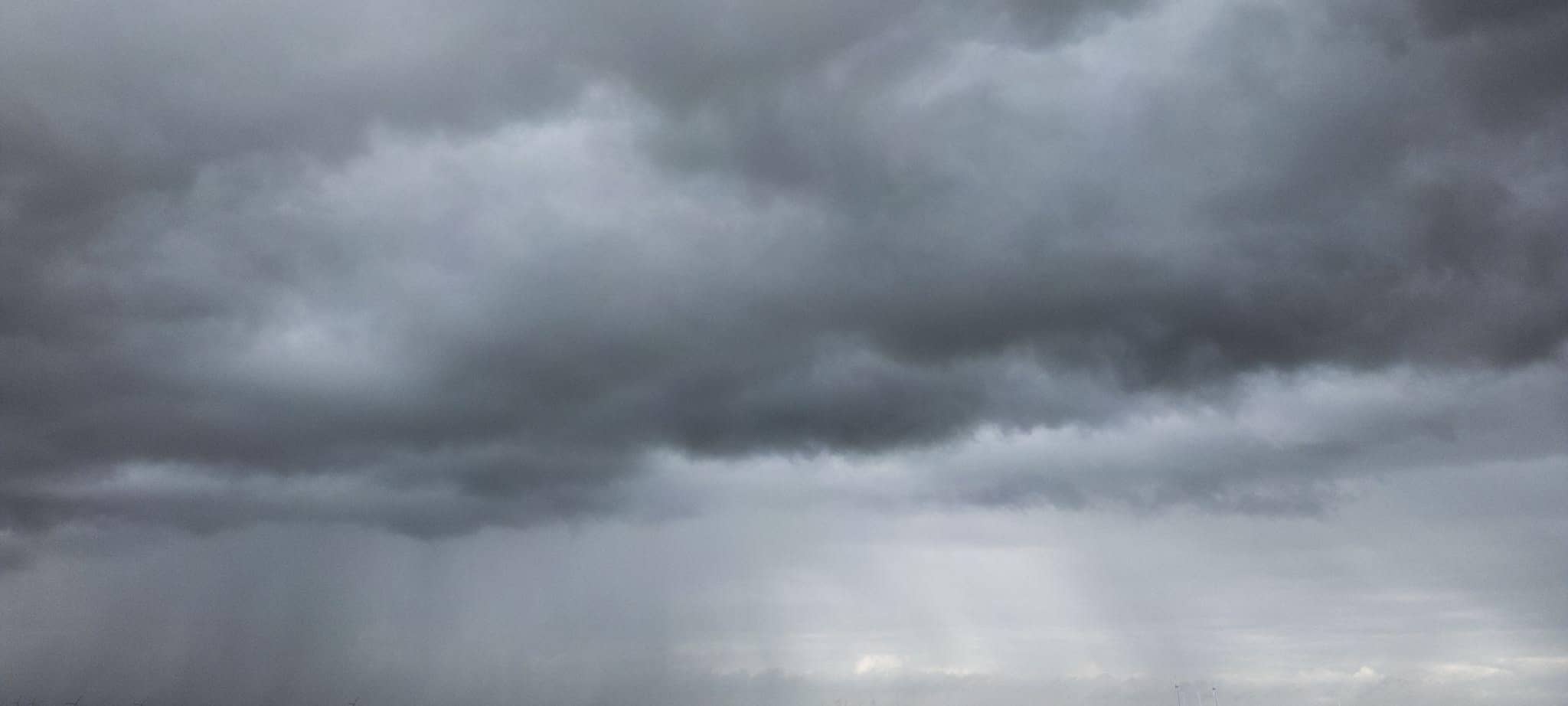Dunkle Wolken über der Weser