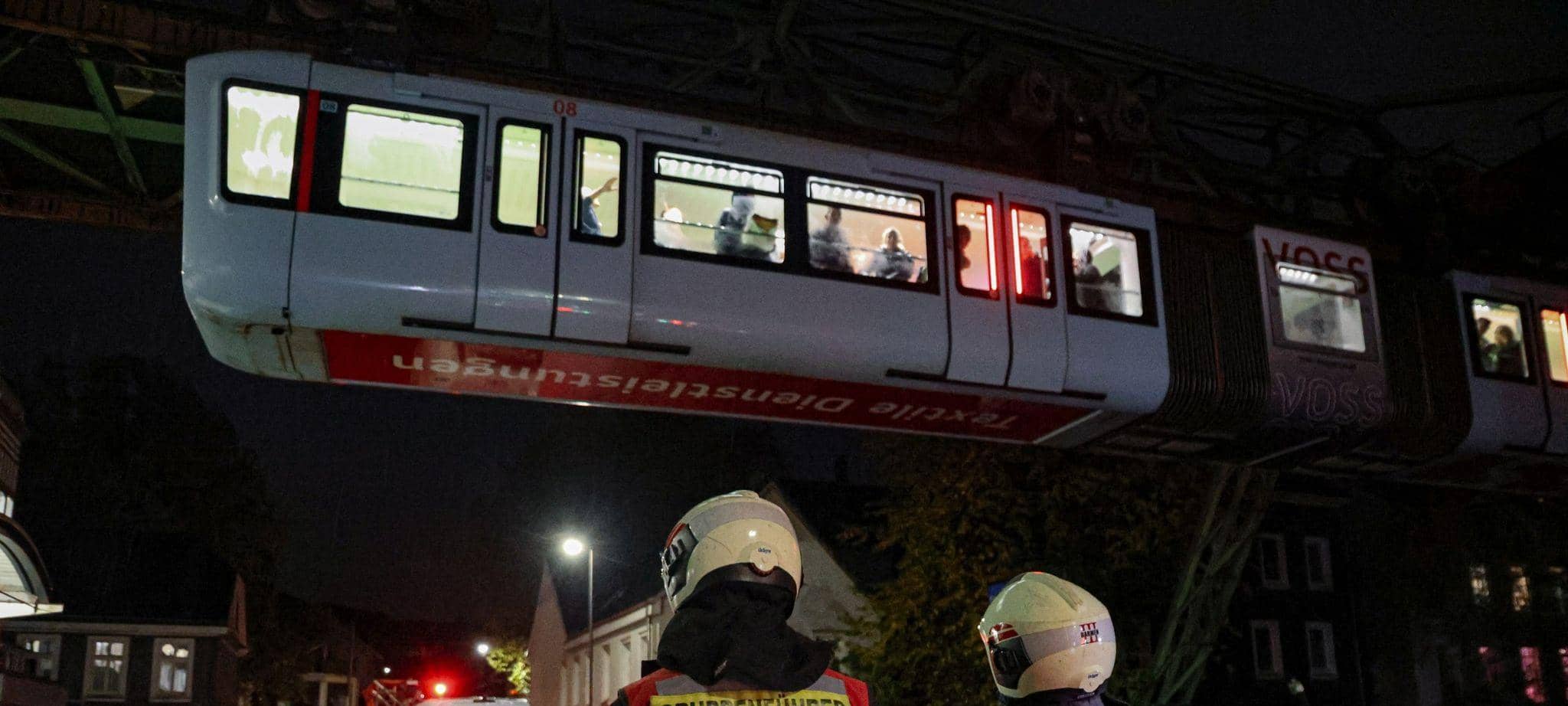 Stromausfall stoppt Schwebebahn - Feuerwehr rettet Fahrgäste