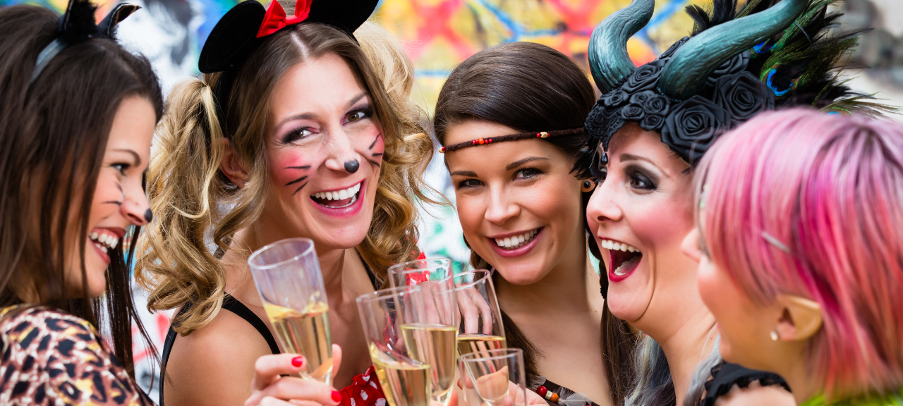 Mehrere Frauen feiern an Weiberfastnacht den Straßenkarneval.