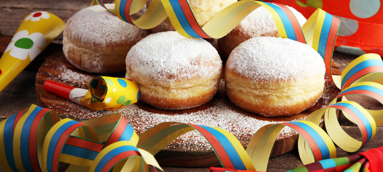 Mehrere Berliner auf einem Tisch zu Karneval.