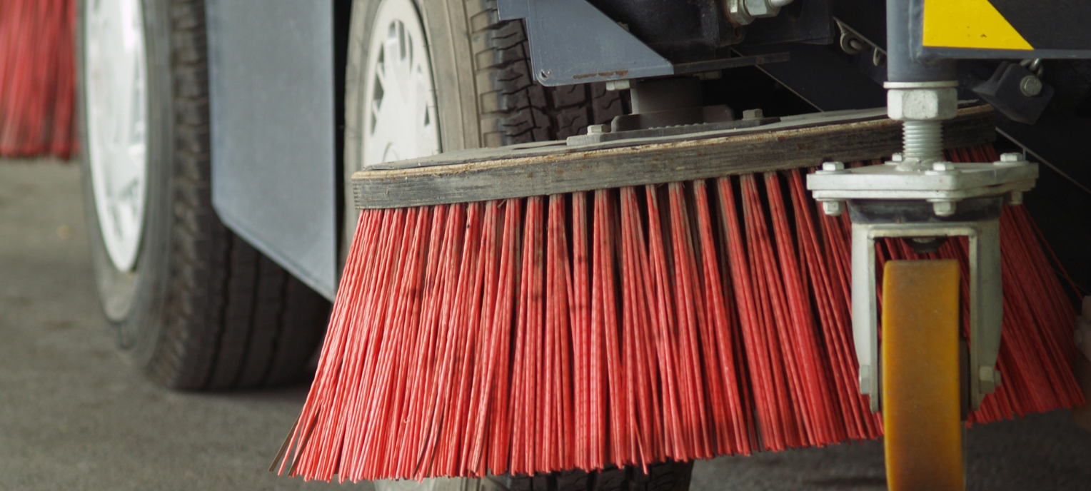 Kehrmaschine, die kehrt.