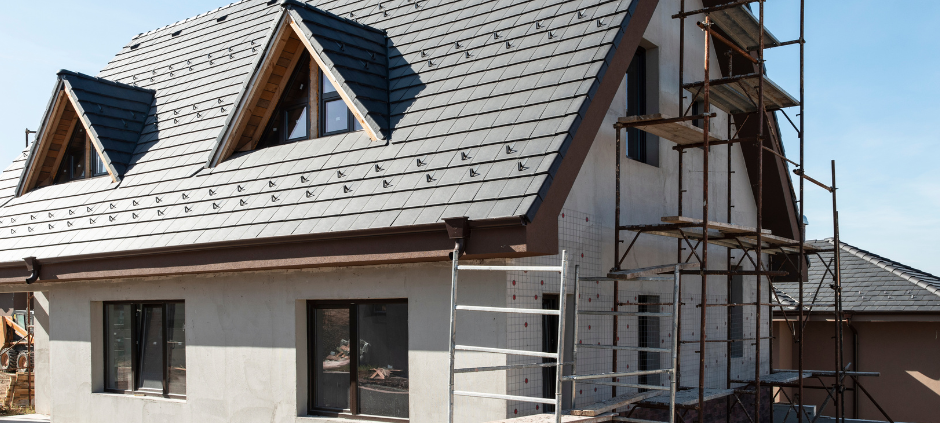 Ein Haus wird auf einer Fläche gebaut