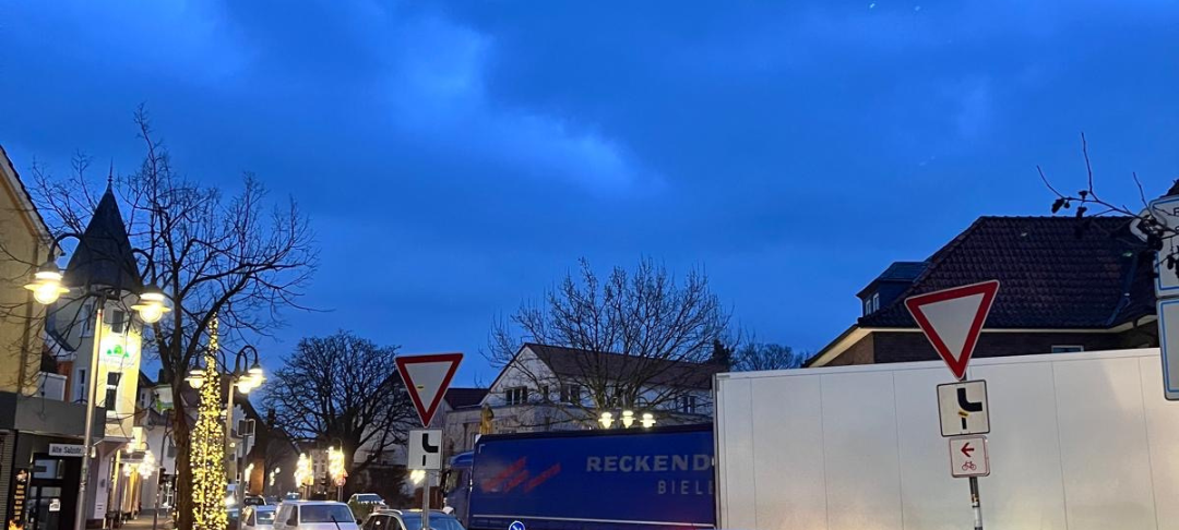 Ein Unfall mit mehreren LKW sorgt im Ortskern von Rhynern für Verkehrschaos.