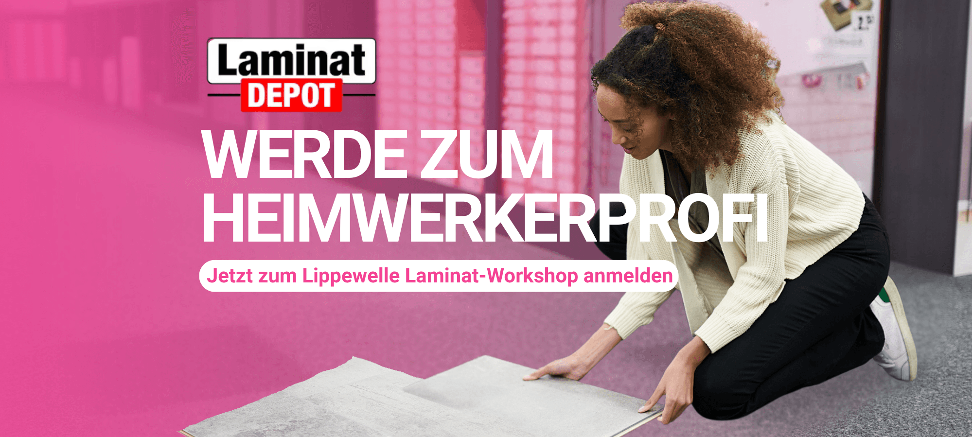 Eine junge Frau kniet in einem Baumarkt und legt eine Laminatplatte an eine zweite an. Im Bild steht „Werde zum Heimwerkerprofi“ sowie „Jetzt zum Lippewelle Laminat-Workshop anmelden“, dazu das Logo von LaminatDEPOT.
